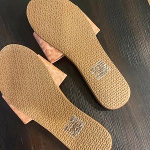 Leopard sandals, size 8, never worn